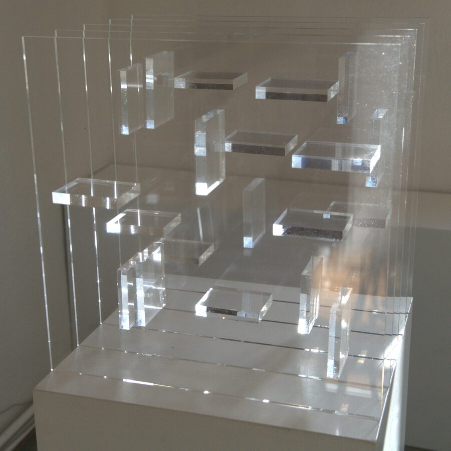 Herbert Blazejewicz, Quarate im Raum, 2016, Acrylglas, 30x60x22,5 cm